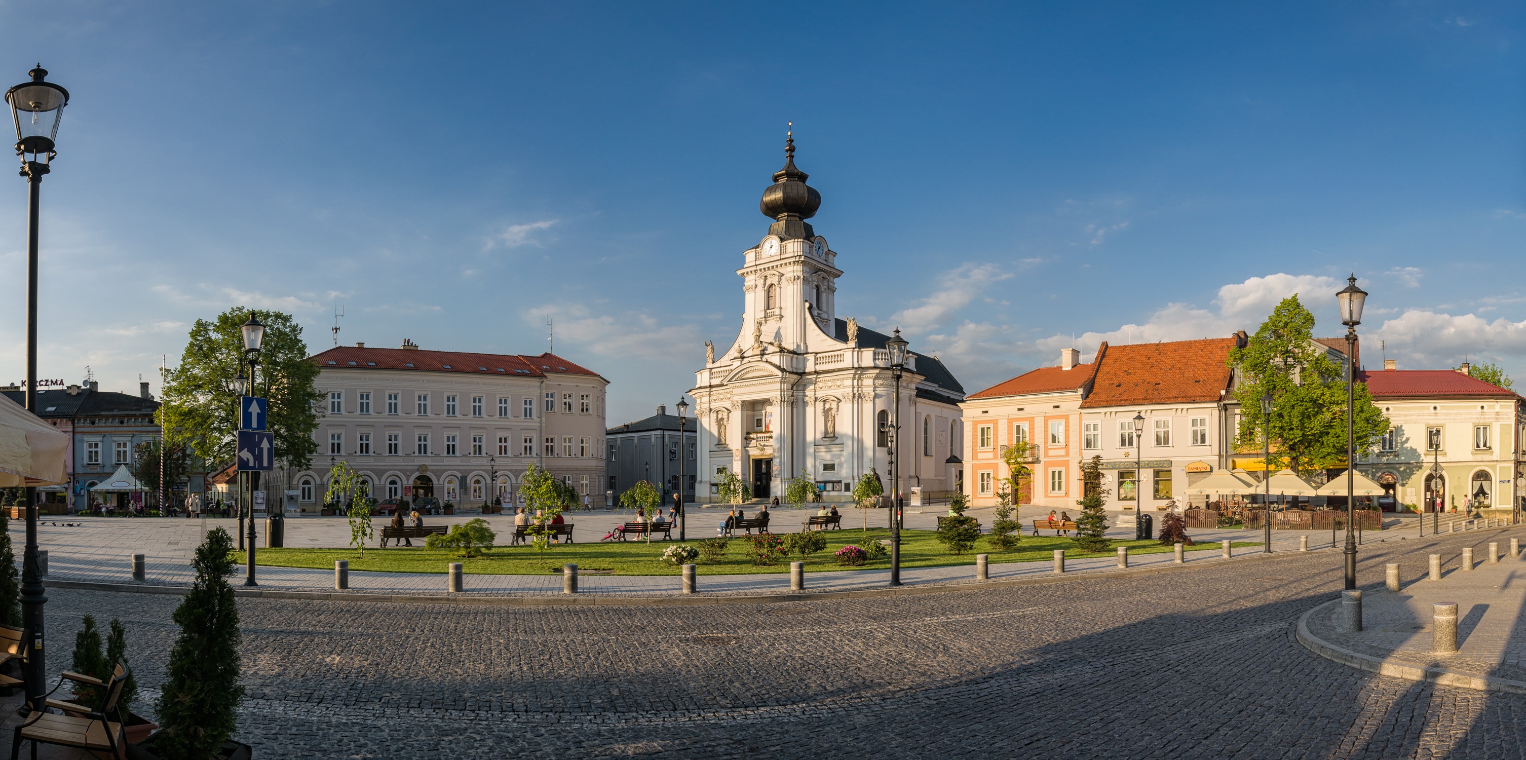 Autor: Krzystof Cabak (www.krzysztofcabak.pl), licencja: Uznanie autorstwa-Na tych samych warunkach 4.0 Międzynarodowe (CC BY-SA 4.0) Wadowicki rynek - panorama