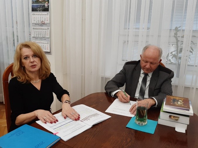 Zdjęcie przedstawia dyrektora PUP Wadowice oraz Burmistrza miasta Kalwaria Zebrzydowska