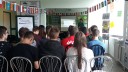 Uczniowie szkoły średniej słuchają prelekcji właścicielki szkoły językowej.